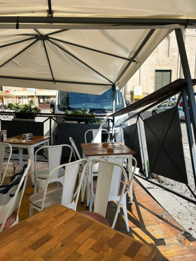 Paura a Ovada: furgone finisce contro dehors di un bar in piazza Assunta