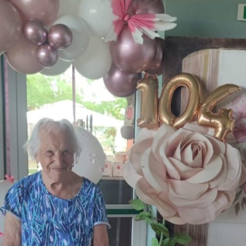 Nate lo stesso giorno a distanza di oltre un secolo. Prima candelina per Beatrice e 104 per nonna Consolina