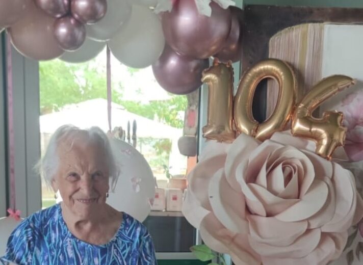 Nate lo stesso giorno a distanza di oltre un secolo. Prima candelina per Beatrice e 104 per nonna Consolina