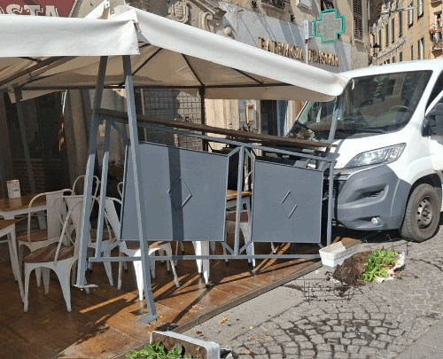 Paura a Ovada: furgone finisce contro dehors di un bar in piazza Assunta