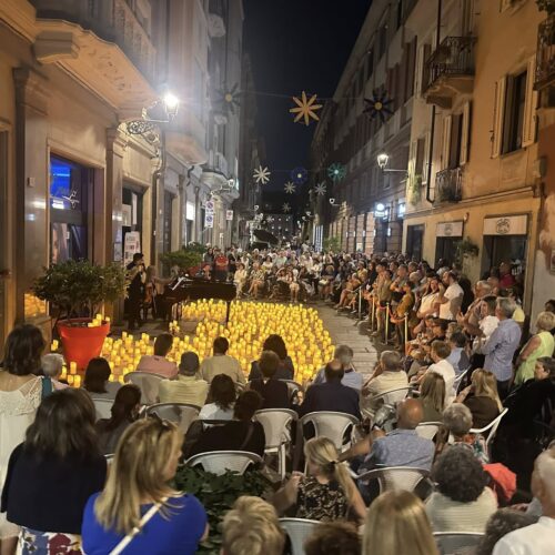 Via Dante incanta Alessandria: successo per la serata musicale a lume di candela