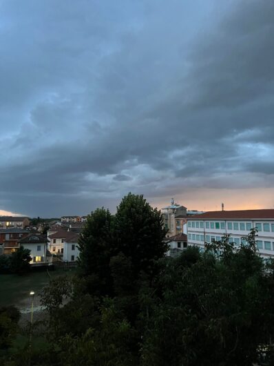 Le nuvole nere e il sole al tramonto: le foto di lunedì sera in provincia inviate dai nostri lettori
