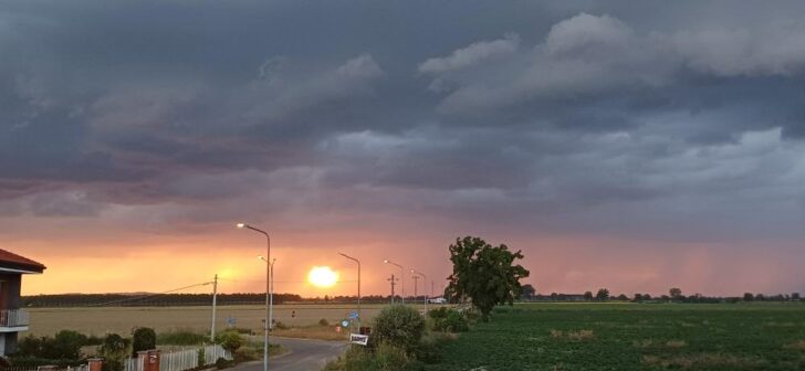 Le nuvole nere e il sole al tramonto: le foto di lunedì sera in provincia inviate dai nostri lettori