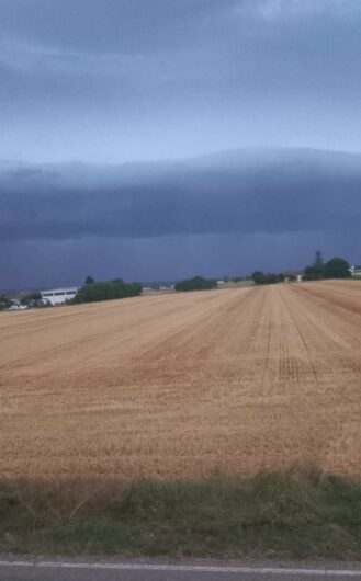 Le nuvole nere e il sole al tramonto: le foto di lunedì sera in provincia inviate dai nostri lettori