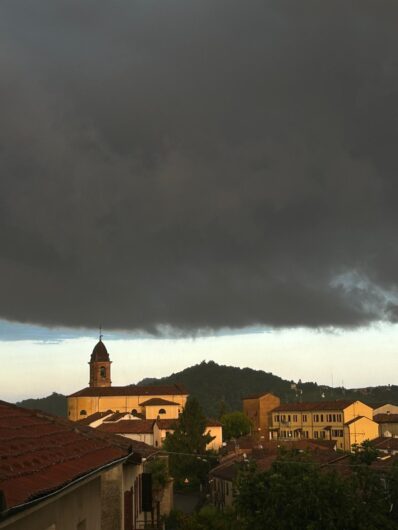 Le nuvole nere e il sole al tramonto: le foto di lunedì sera in provincia inviate dai nostri lettori