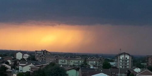 Le nuvole nere e il sole al tramonto: le foto di lunedì sera in provincia inviate dai nostri lettori