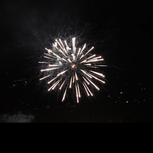 I fuochi d’artificio colorano il cielo sopra gli Archi Romani per la festa di San Guido