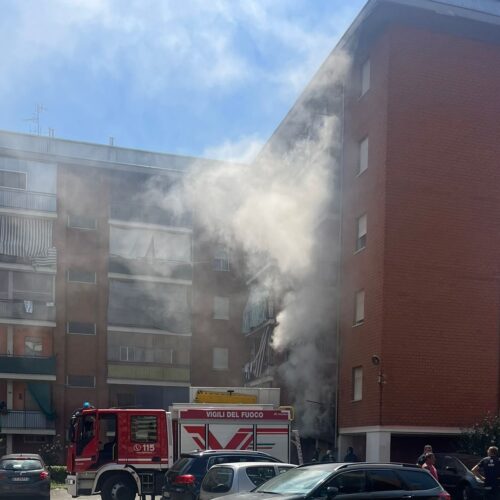 Incendio in una palazzina a Novi Ligure: evacuato lo stabile, Vigili del Fuoco in azione