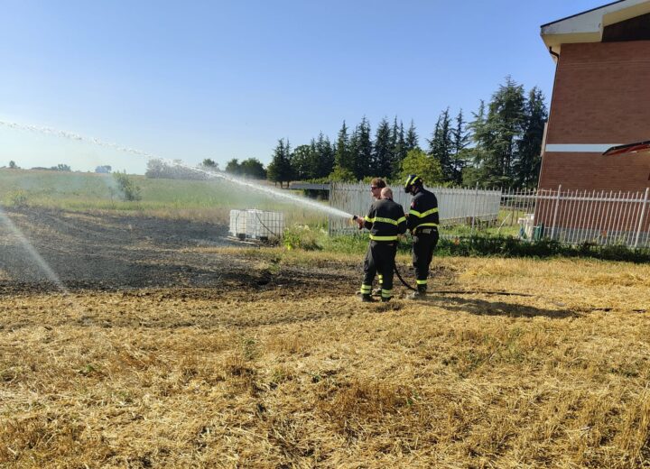 Spento a Oviglio un incendio di sterpaglie: lieve malore per una donna, soccorsa dal 118