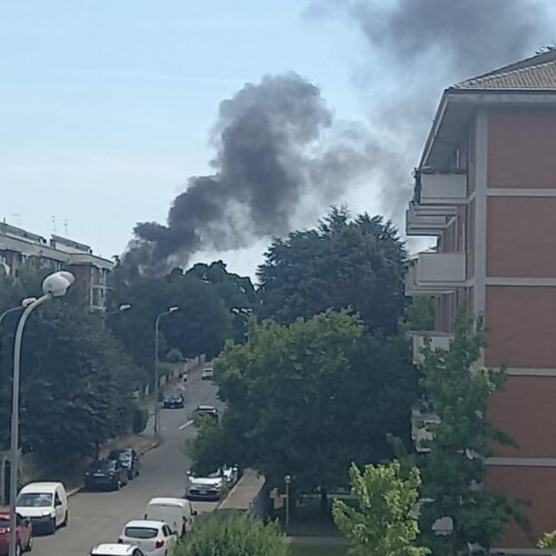 Alta colonna di fumo nero per un incendio in via Levata a Spinetta  
