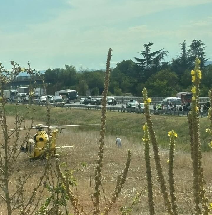 Auto si ribalta sulla bretella tra A26 e A7 all’altezza di Novi Ligure. Cinque feriti