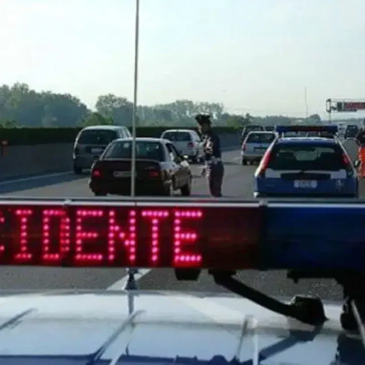 Furgone in fiamme dopo incidente sull’A7 tra Bereguardo e Gropello