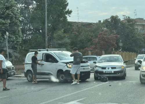 Incidente via Maggioli ad Alessandria: scontro tra un’auto e un furgone. Nessun ferito