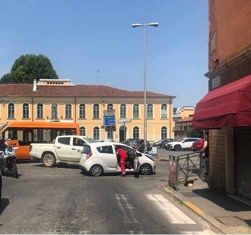 Scontro tra due vetture all’incrocio davanti alla scuola Zanzi ad Alessandria