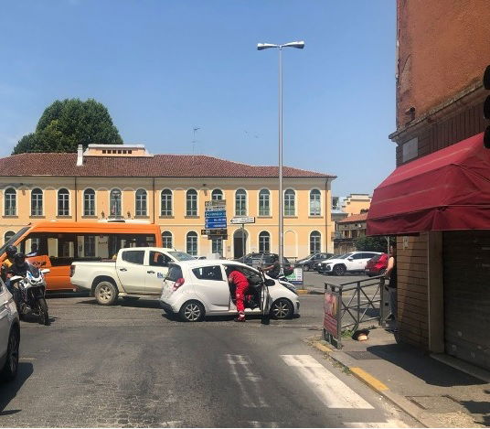 Scontro tra due vetture all’incrocio davanti alla scuola Zanzi ad Alessandria