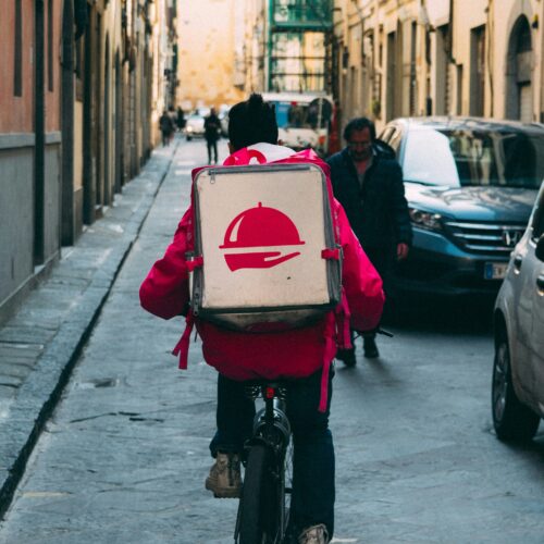 Rider autonomi contro ordinanza anti caldo: “Così rimaniamo senza stipendio fino a settembre”