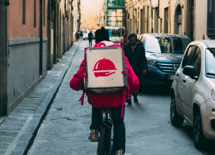 Rider autonomi contro ordinanza anti caldo: “Così rimaniamo senza stipendio fino a settembre”
