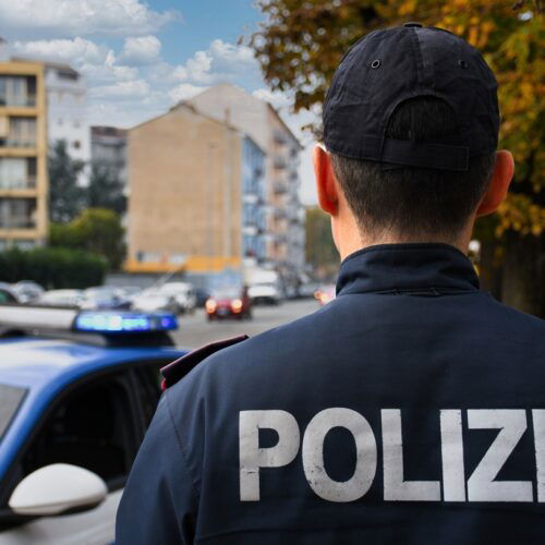 Un controllo stradale della Polizia fa emergere le violenze di un uomo sulla moglie