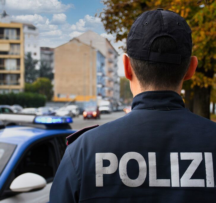 Un controllo stradale della Polizia fa emergere le violenze di un uomo sulla moglie
