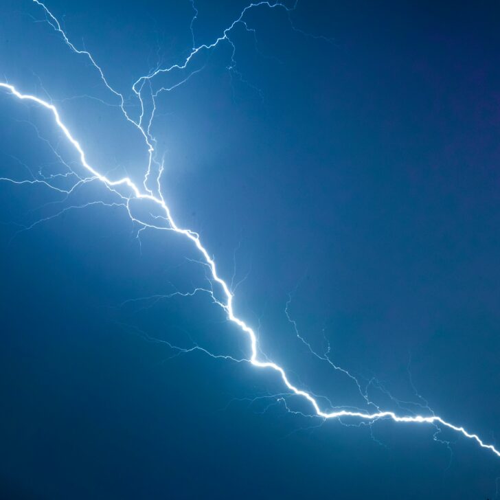 Maltempo in Lombardia: in tre giorni 40 mila fulmini, raffiche a 90 km/h e oltre 150 mm di pioggia