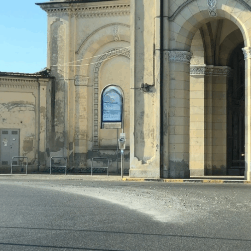 Pietre sull’asfalto all’altezza del cimitero di Alessandria. Cittadino invita a prestare attenzione