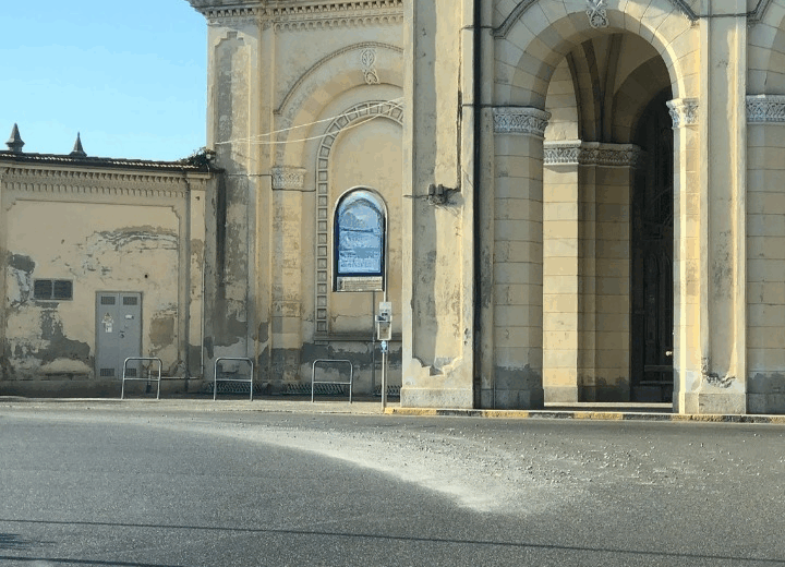 Pietre sull’asfalto all’altezza del cimitero di Alessandria. Cittadino invita a prestare attenzione