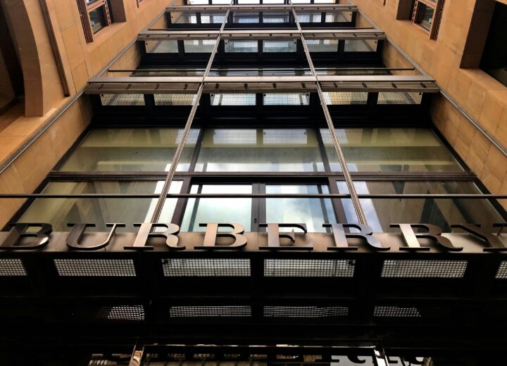 Burberry taglia il personale. Scatta la mobilitazione dei lavoratori a Serravalle