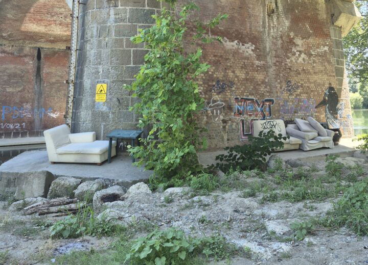 Divani, poltrone e un tavolino abbandonati sotto il ponte Bormida ad Alessandria