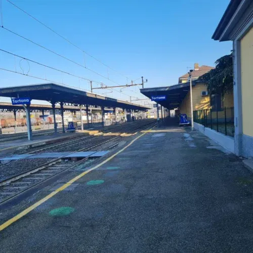 Tragedia in stazione a Tortona. Uomo muore travolto da un treno. Circolazione ferroviaria sospesa sulla Milano-Genova