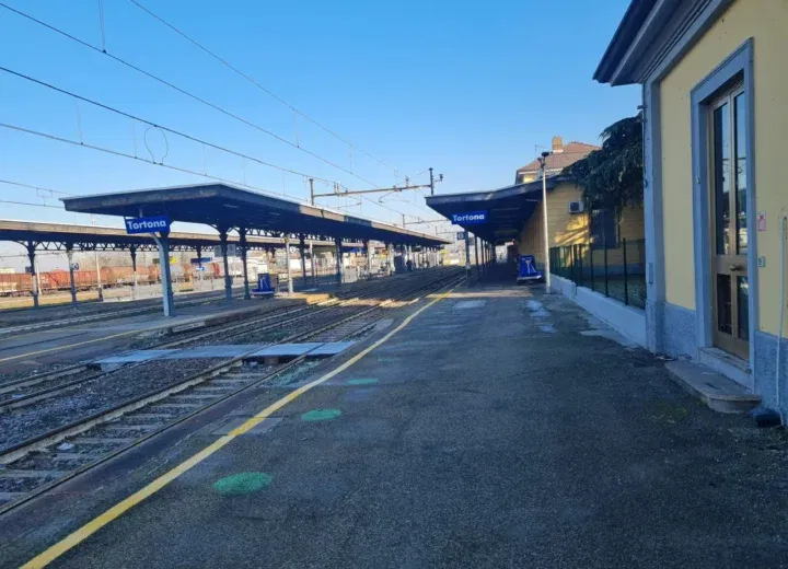 Tragedia in stazione a Tortona. Uomo muore travolto da un treno. Circolazione ferroviaria sospesa sulla Milano-Genova