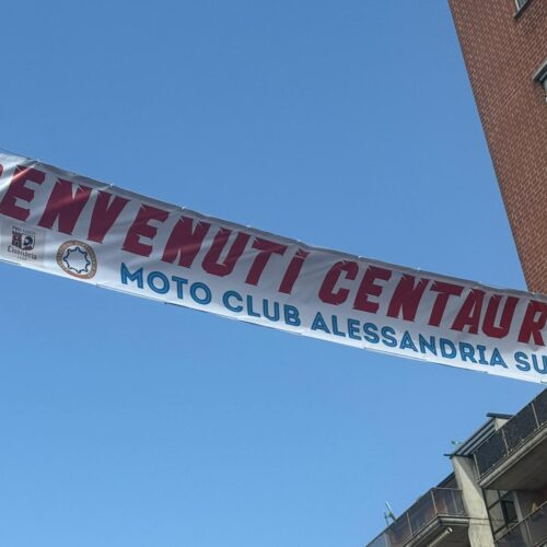 Il Cristo accoglie i centauri con striscioni, bandierine e il nuovo Moto club