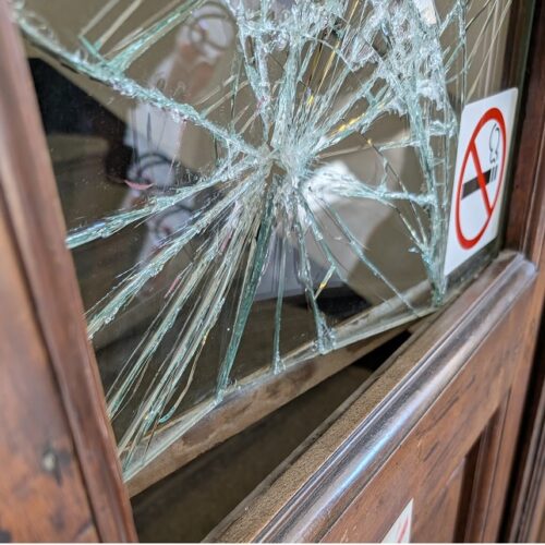 Vandali nel Teatro Civico di Tortona. Imbrattati atrio e i locali di servizio