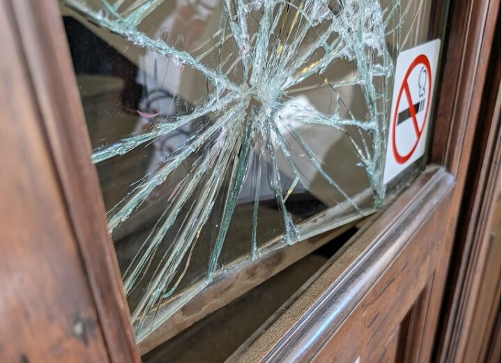 Vandali nel Teatro Civico di Tortona. Imbrattati atrio e i locali di servizio