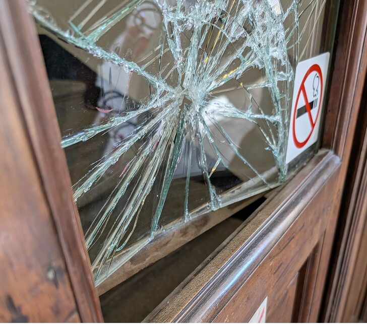 Vandali nel Teatro Civico di Tortona. Imbrattati atrio e i locali di servizio