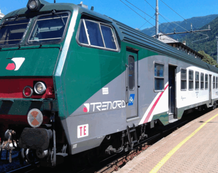 Estate di disagi per i pendolari ma Trenord non taglia i prezzi e il Codacons insorge