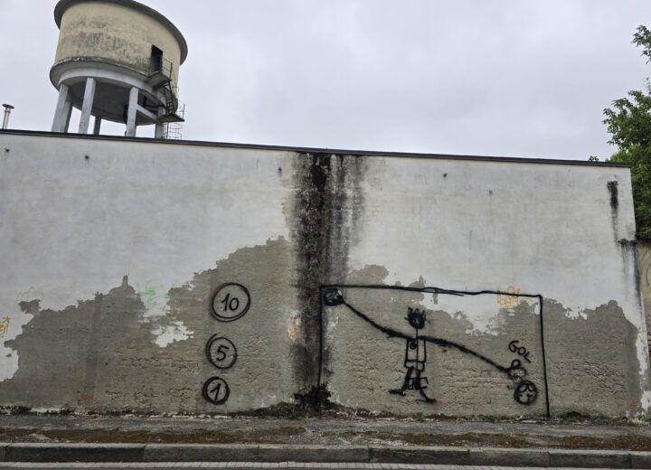 Quella porta disegnata su un muro, una finestra su libertà e fantasia