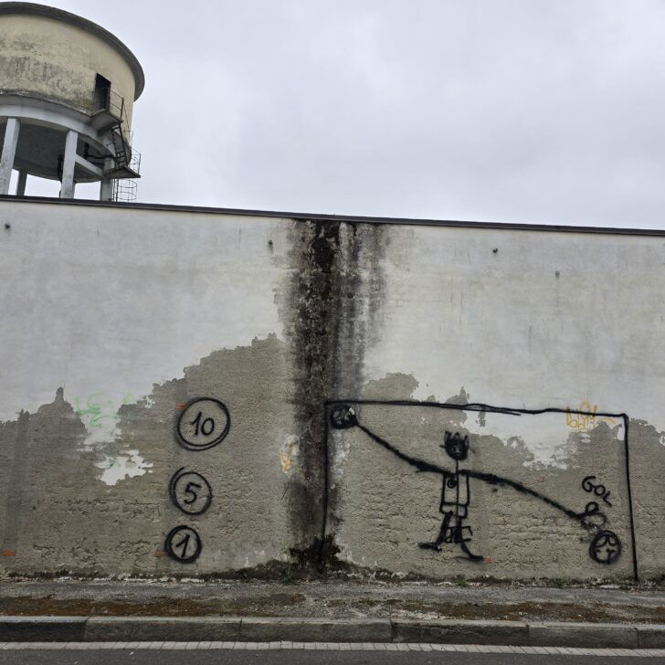 Quella porta disegnata su un muro, una finestra su libertà e fantasia