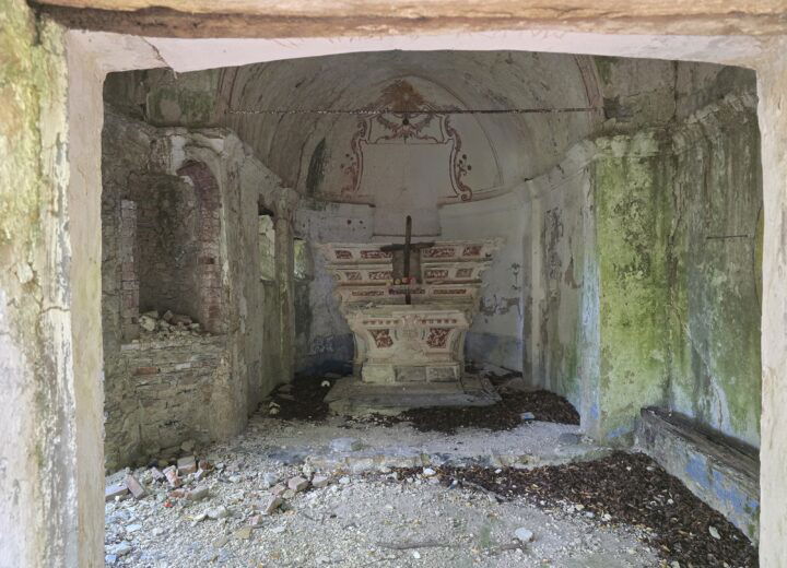 Il percorso che attraversa paesi fantasma e porta alla luce una crime story