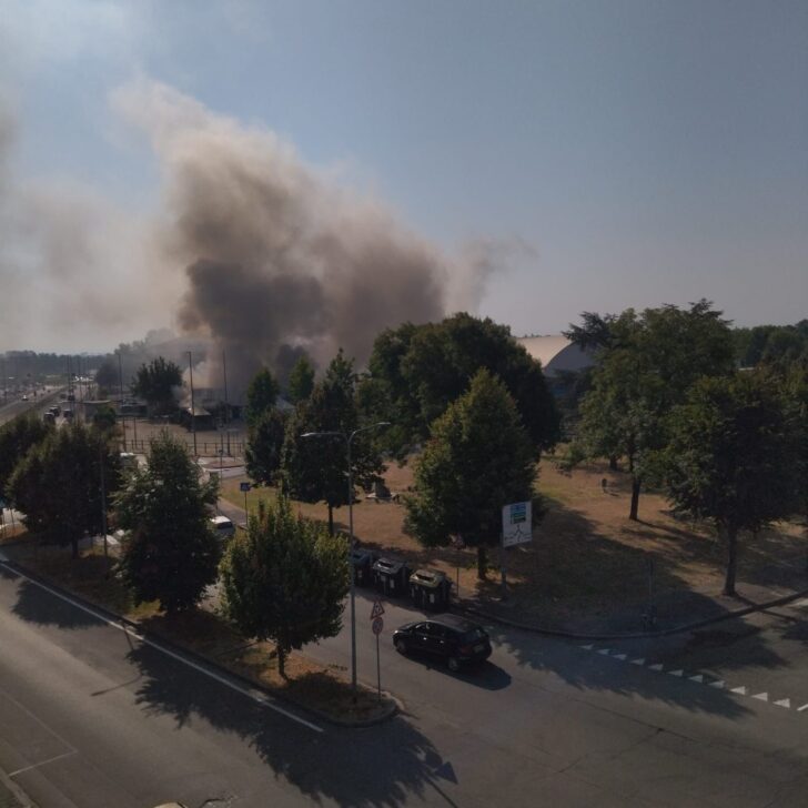 Colonna di fumo da “L’artista Del Krapfen”. Spento l’incendio