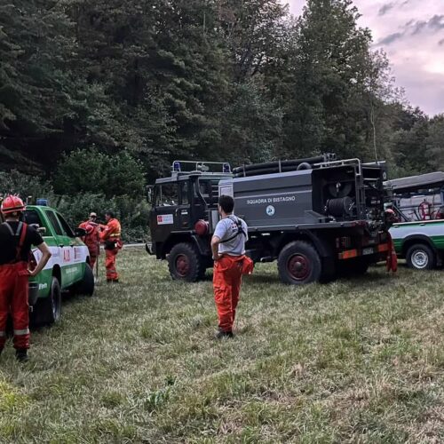 Le foto del violento incendio nei boschi di Pareto