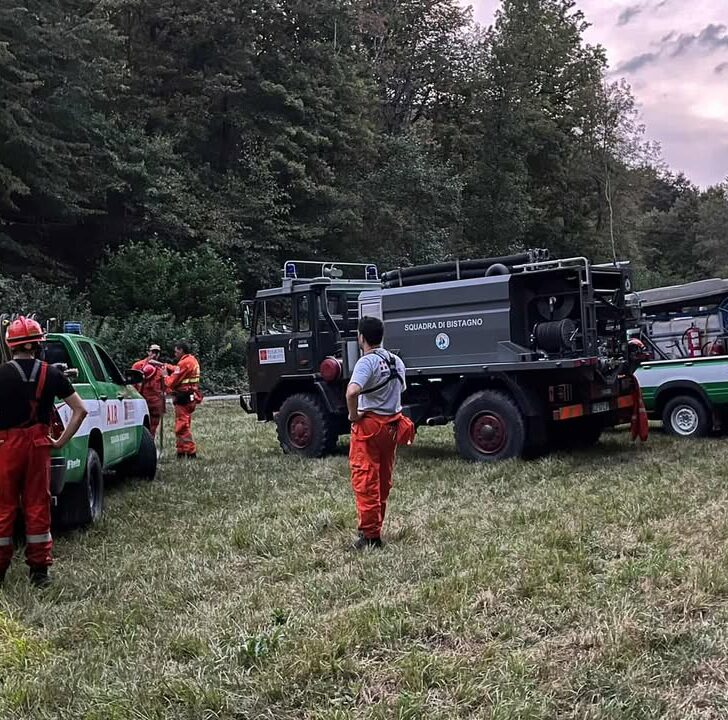 Le foto del violento incendio nei boschi di Pareto