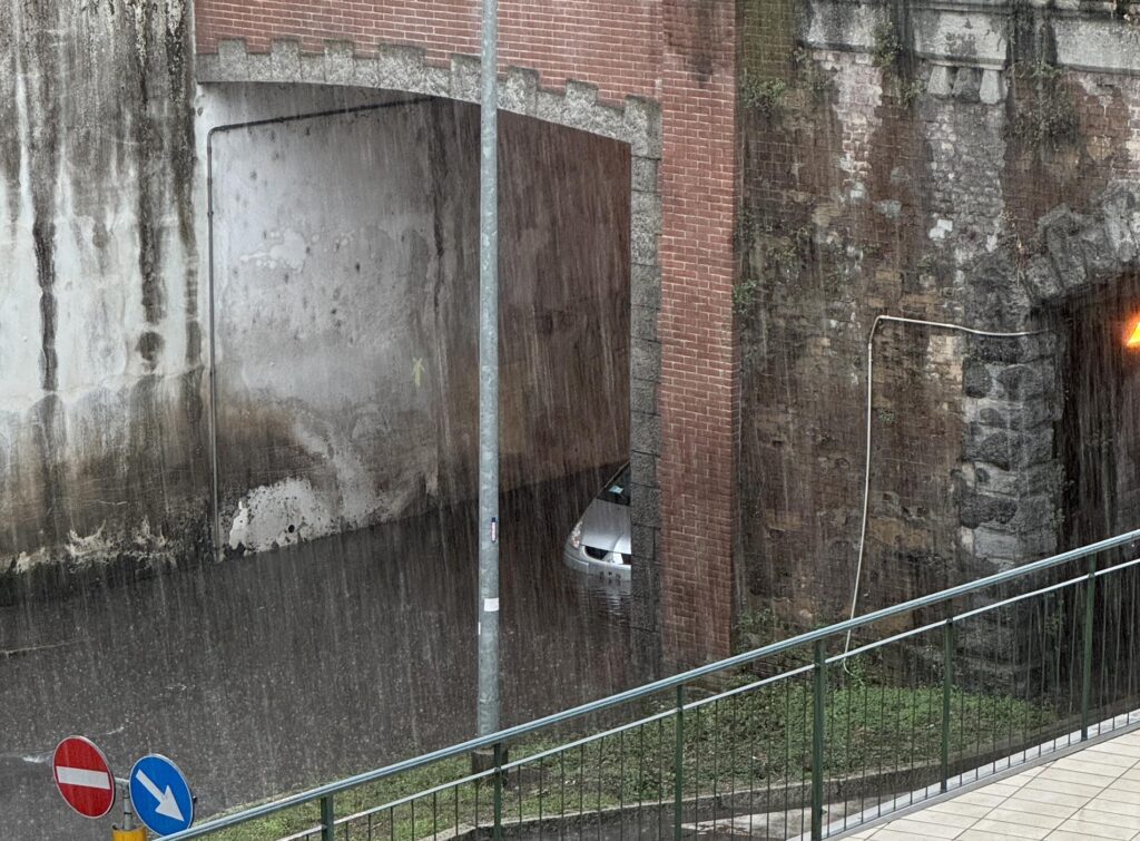 Auto sottopasso via crispi novi