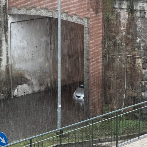 Auto bloccata nel sottopasso di via Crispi a Novi