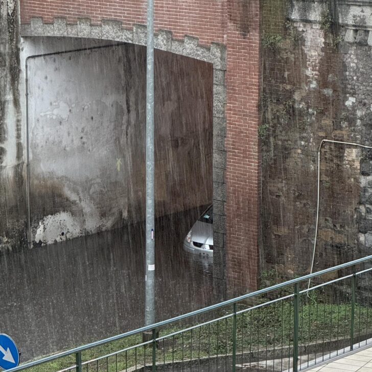 Auto bloccata nel sottopasso di via Crispi a Novi
