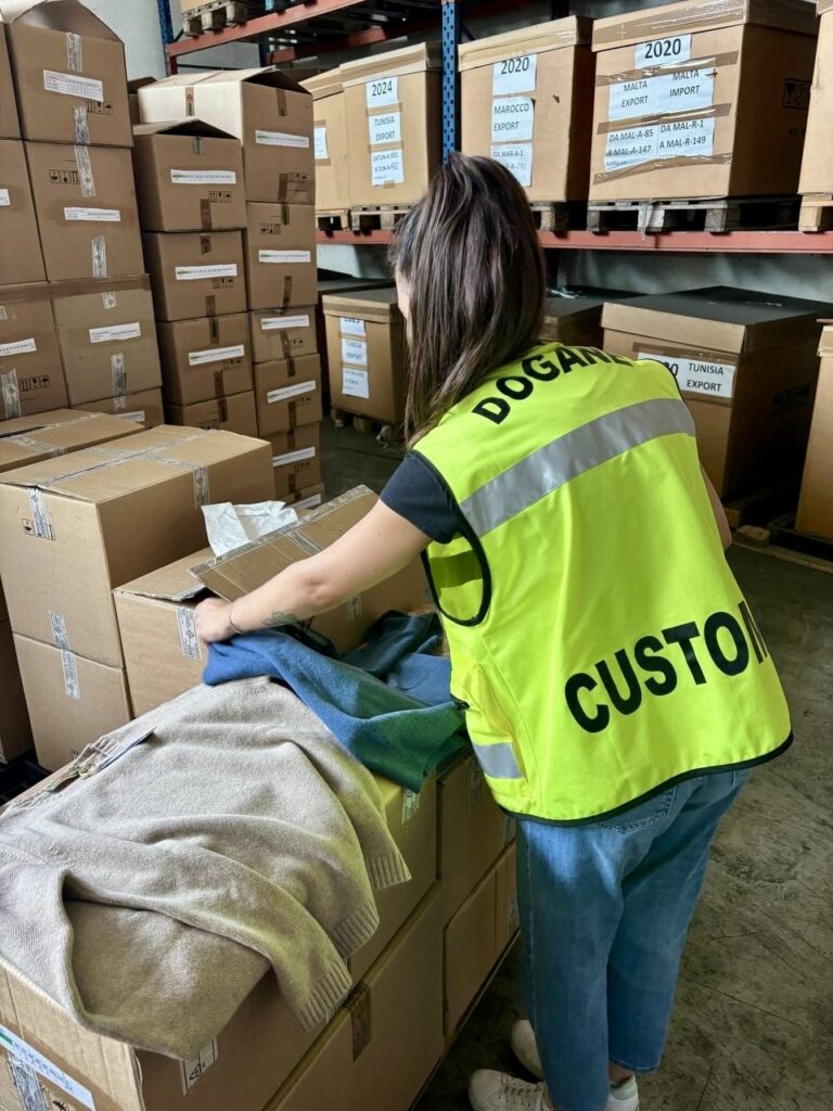 Maglioni falsi sequestro ufficio dogane