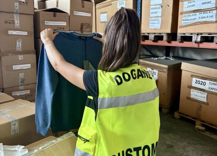 Quattromila maglioni falsi: sequestro Ufficio Dogane per 50mila euro