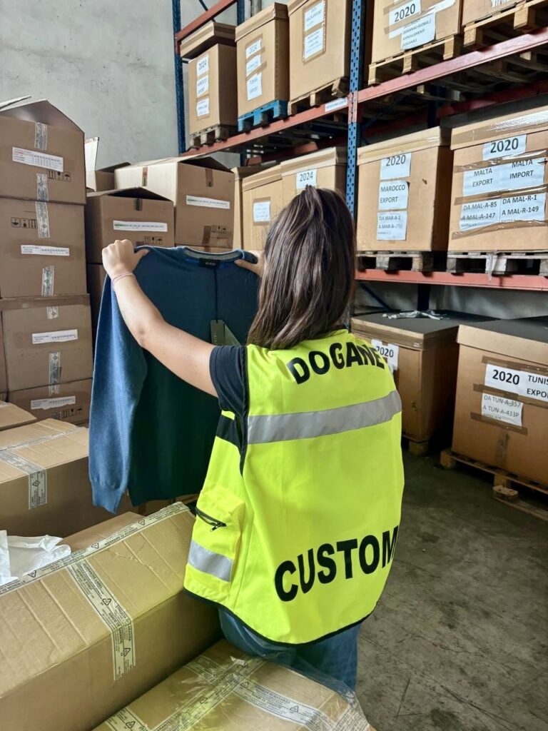 Maglioni falsi sequestro ufficio dogane