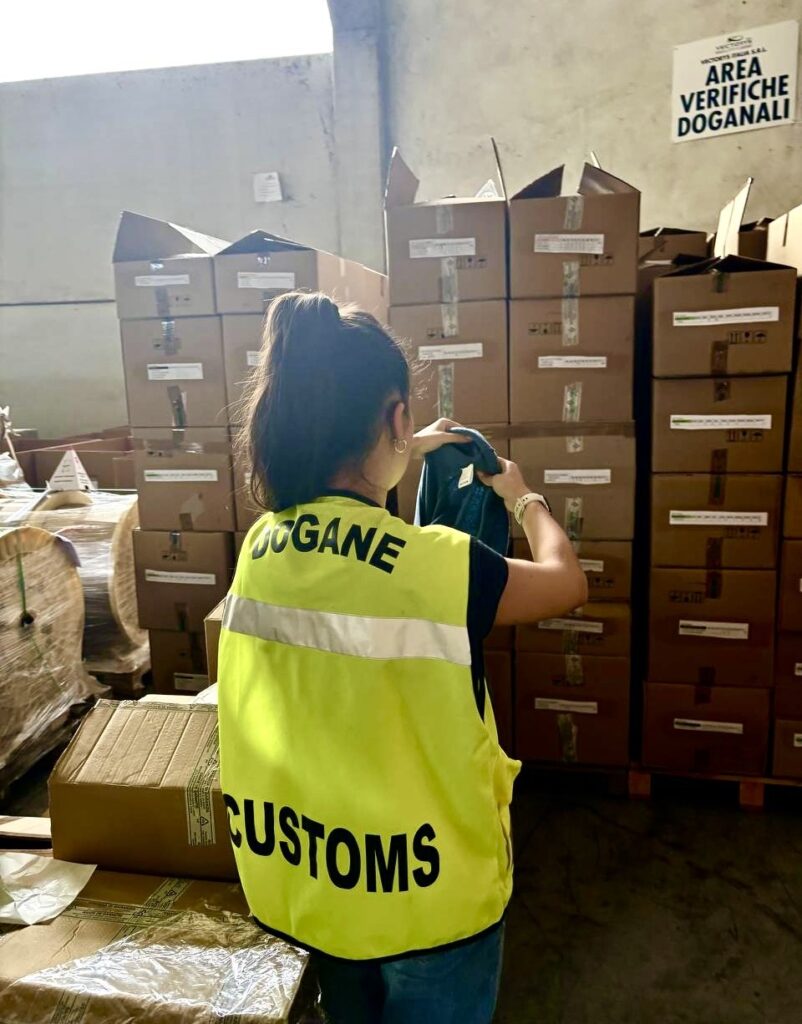 Maglioni falsi sequestro ufficio dogane
