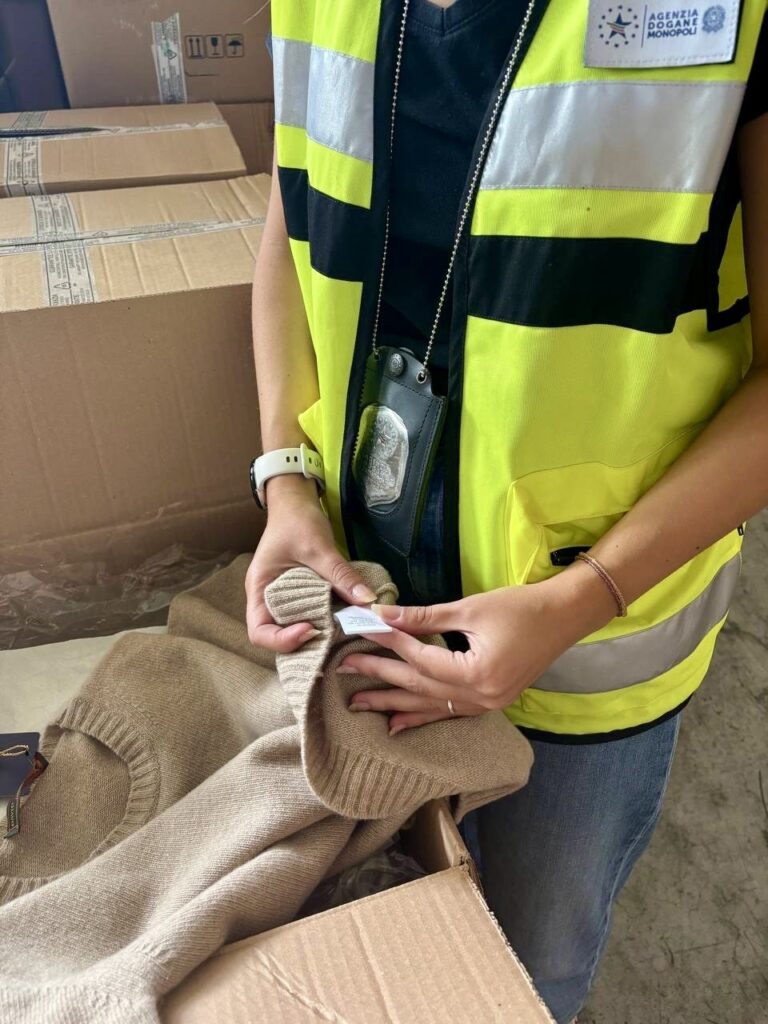 Maglioni falsi sequestro ufficio dogane