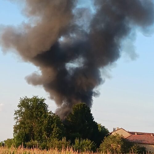 Incendio a Pomaro: intervento concluso a mezzanotte, dopo ore di lavoro